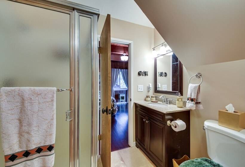 Cozy Lake Arrowhead Cabin W/ Hot Tub & Deck!