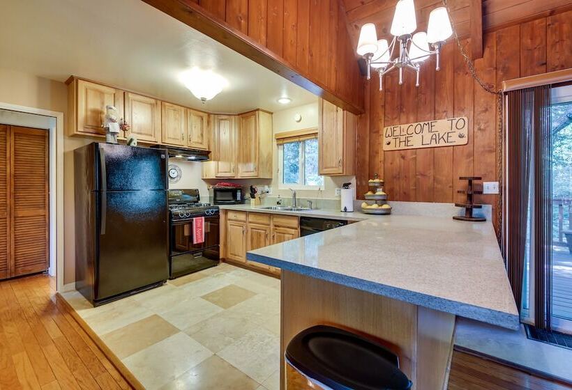 Cozy Lake Arrowhead Cabin W/ Hot Tub & Deck!