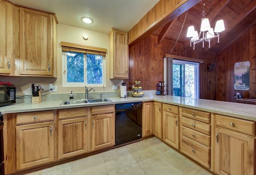 Cozy Lake Arrowhead Cabin W/ Hot Tub & Deck!