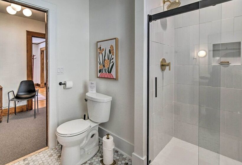 Family Friendly Des Moines Retreat W/ Patio!