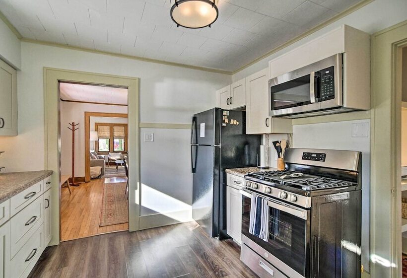 Family Friendly Des Moines Retreat W/ Patio!