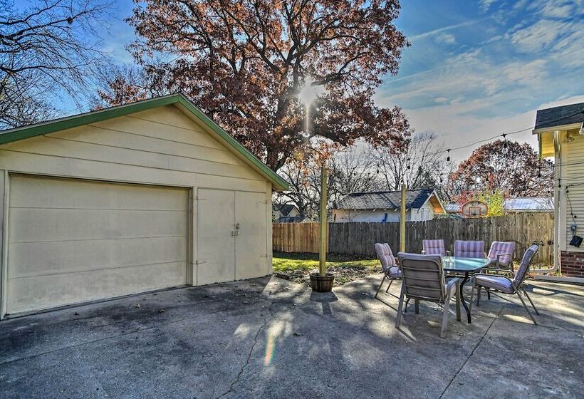 Family Friendly Des Moines Retreat W/ Patio!
