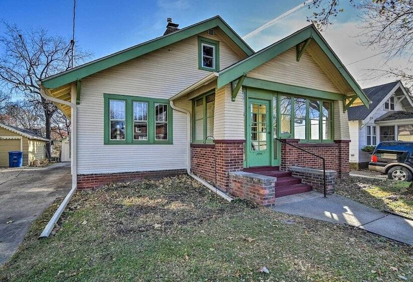 Family Friendly Des Moines Retreat W/ Patio!