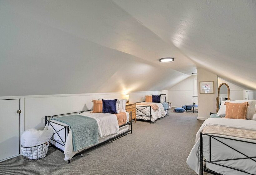 Family Friendly Des Moines Retreat W/ Patio!