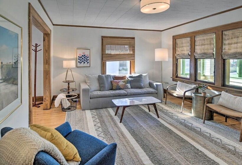 Family Friendly Des Moines Retreat W/ Patio!