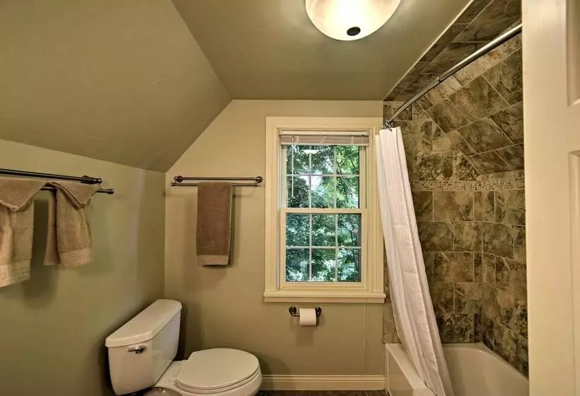 Family Friendly Fish Creek  Cape House  W/ Deck!