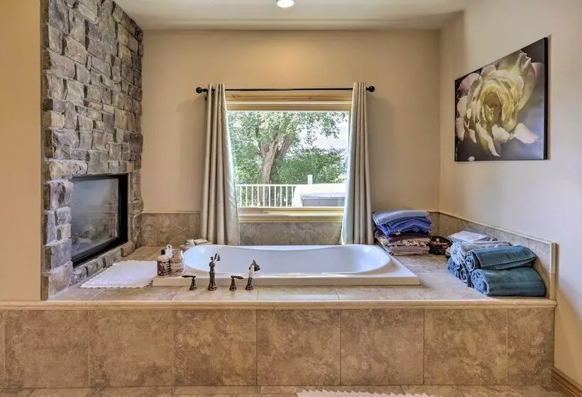 Fruita Victorian Home W/ Hot Tub + Mountains!