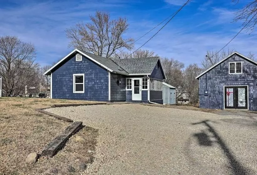 Homey Cottage With Sunroom & Smart Tv!