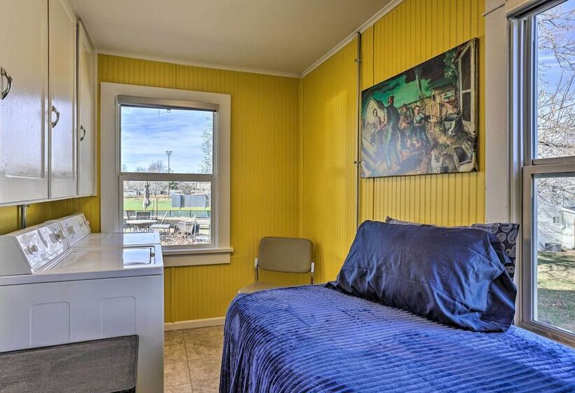 Homey Cottage With Sunroom & Smart Tv!