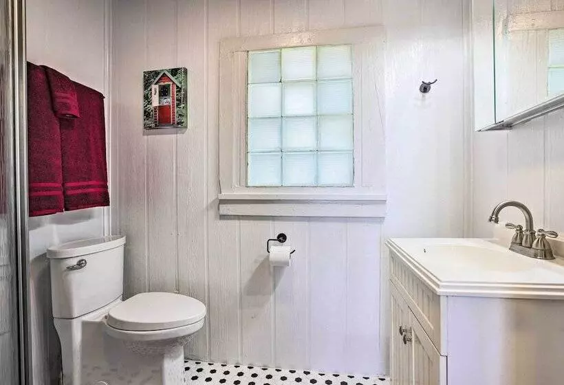 Homey Cottage With Sunroom & Smart Tv!