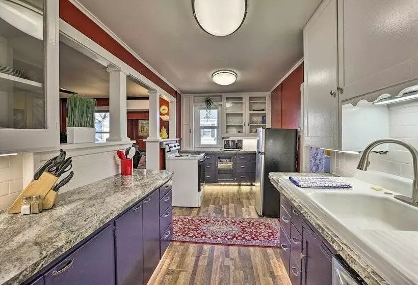 Homey Cottage With Sunroom & Smart Tv!