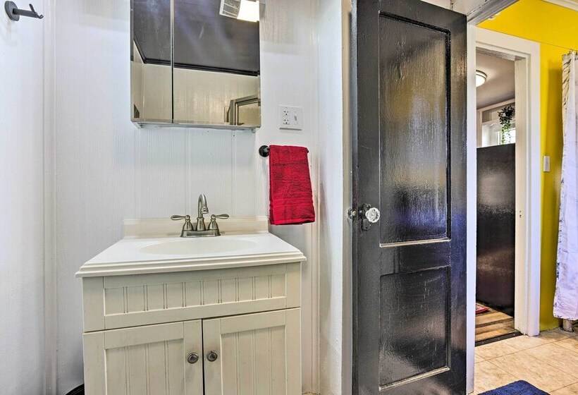 Homey Cottage With Sunroom & Smart Tv!