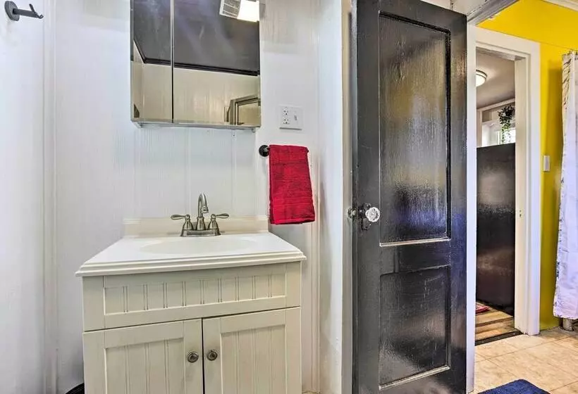 Homey Cottage With Sunroom & Smart Tv!