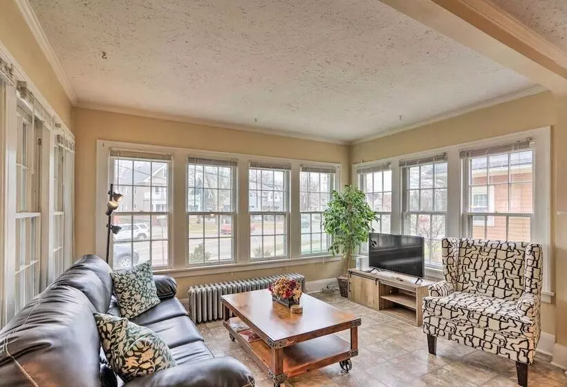 Lakewood Home W/ Yard ~ 8 Mi To Cleveland!