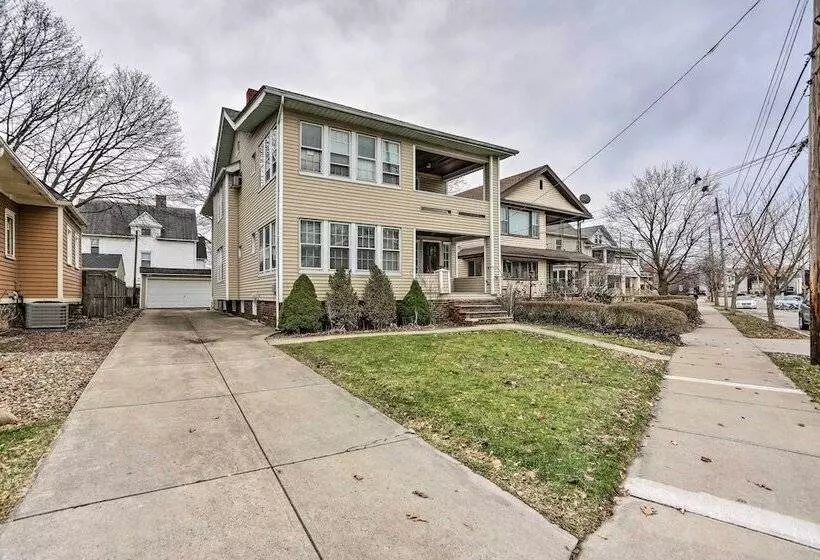 Lakewood Home W/ Yard ~ 8 Mi To Cleveland!