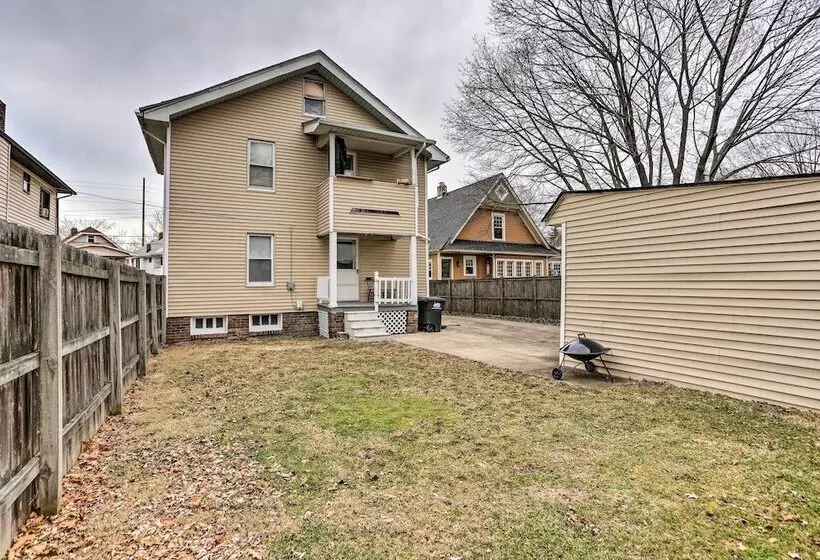 Lakewood Home W/ Yard ~ 8 Mi To Cleveland!