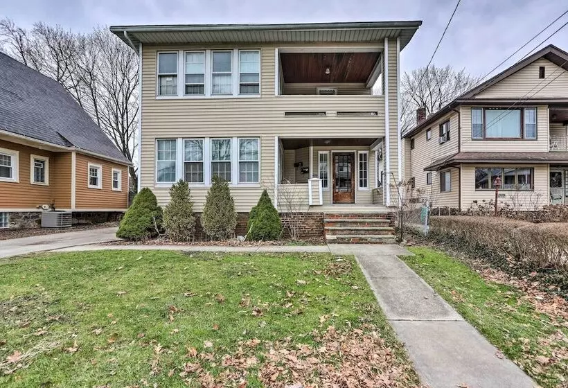 Lakewood Home W/ Yard ~ 8 Mi To Cleveland!