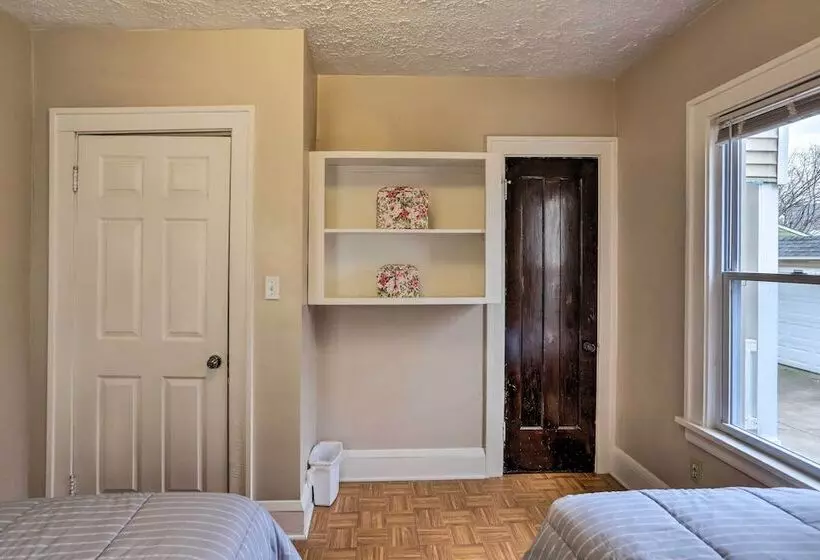 Lakewood Home W/ Yard ~ 8 Mi To Cleveland!