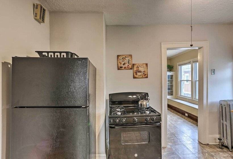 Lakewood Home W/ Yard ~ 8 Mi To Cleveland!