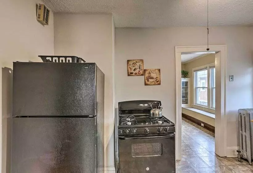 Lakewood Home W/ Yard ~ 8 Mi To Cleveland!