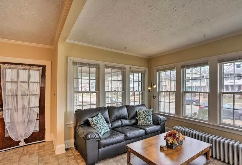 Lakewood Home W/ Yard ~ 8 Mi To Cleveland!