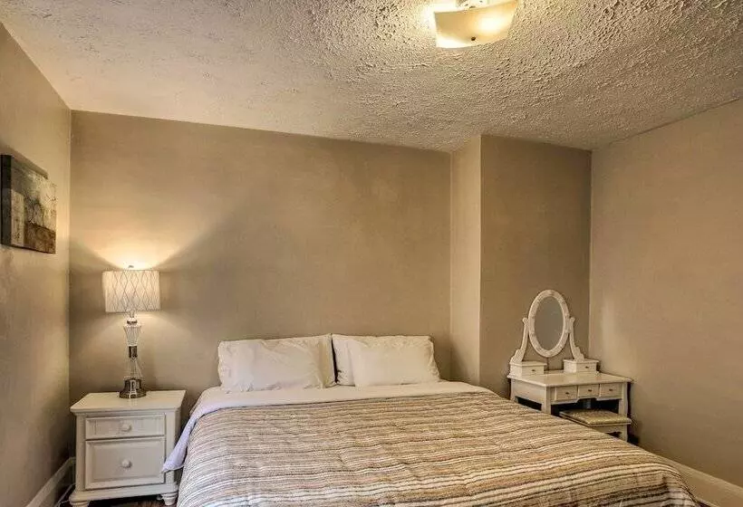 Lakewood Home W/ Yard ~ 8 Mi To Cleveland!