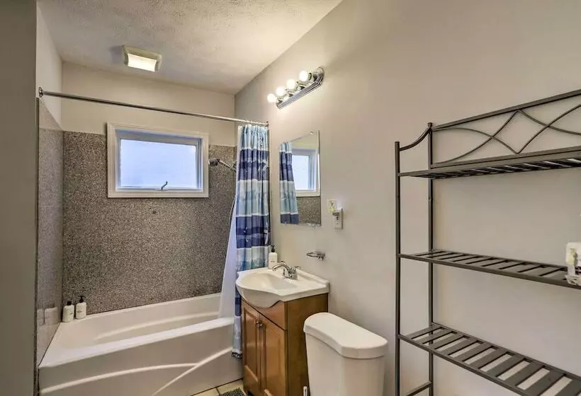 Lakewood Home W/ Yard ~ 8 Mi To Cleveland!