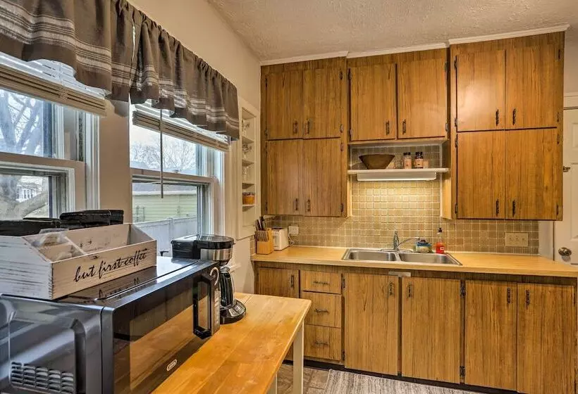 Lakewood Home W/ Yard ~ 8 Mi To Cleveland!