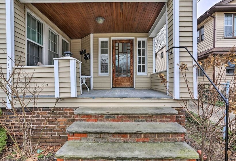 Lakewood Home W/ Yard ~ 8 Mi To Cleveland!