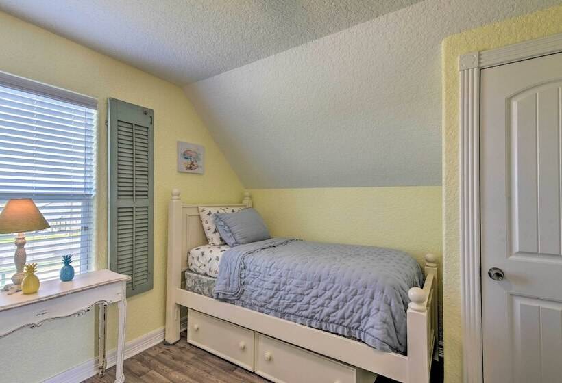 2 Blocks To Gulf: Surfside Beach Family Home!