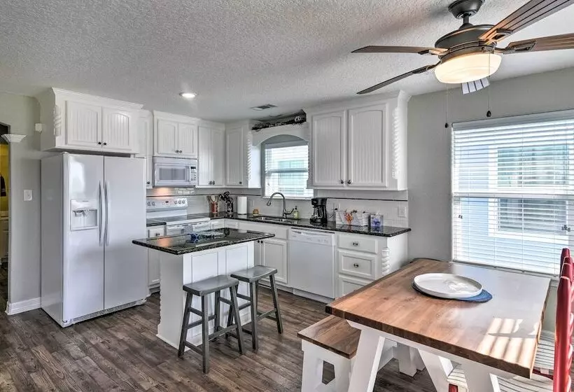 2 Blocks To Gulf: Surfside Beach Family Home!