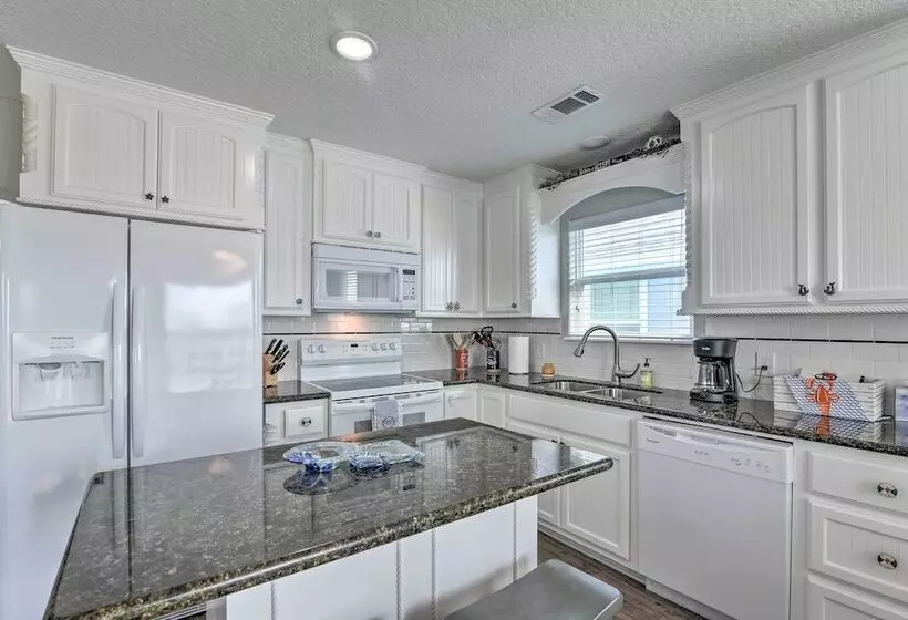 2 Blocks To Gulf: Surfside Beach Family Home!