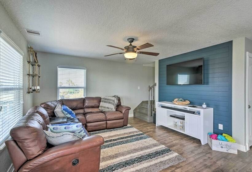 2 Blocks To Gulf: Surfside Beach Family Home!