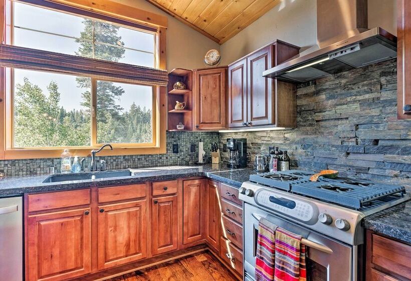 Truckee Escape W/ Hot Tub Near Ski Resorts