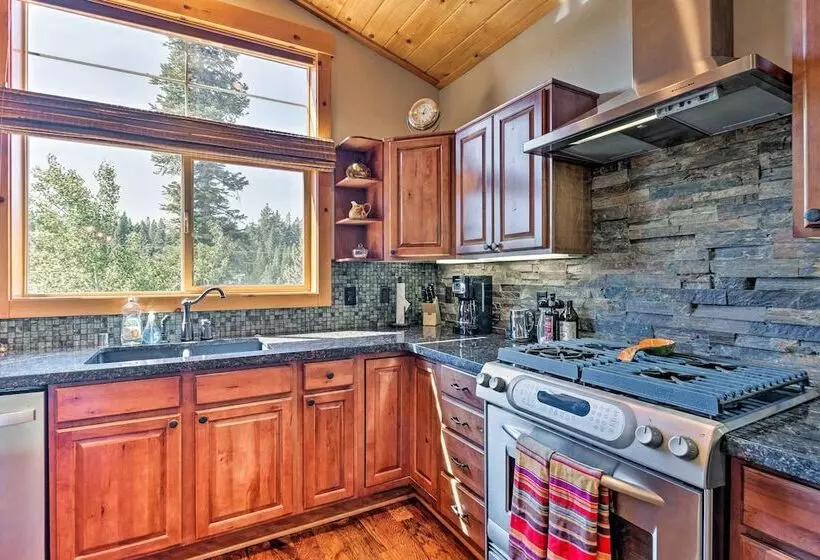 Truckee Escape W/ Hot Tub Near Ski Resorts