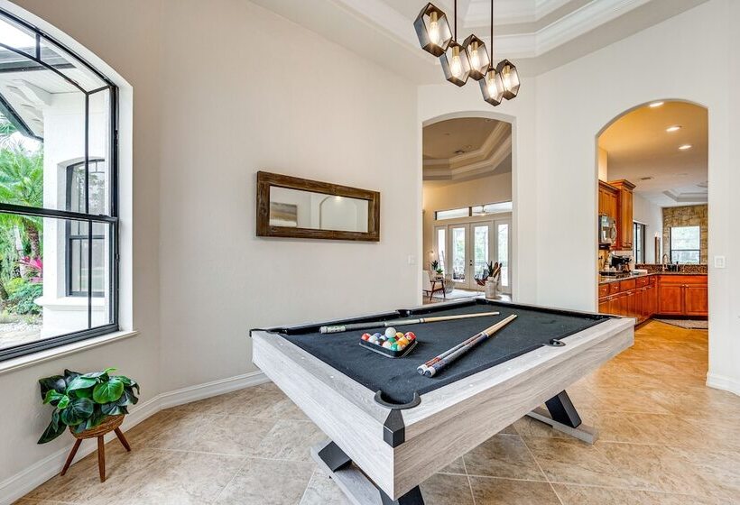 Luxury House With Private Acreage   Near Golfing!