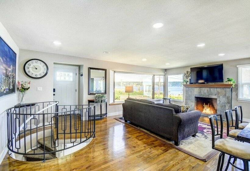 Modern Tacoma Home: Fire Pit, Walk To Beach!