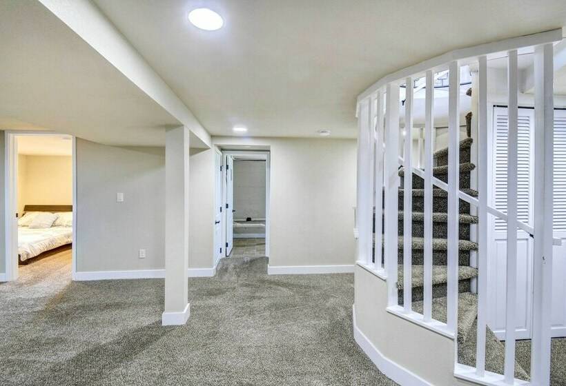 Modern Tacoma Home: Fire Pit, Walk To Beach!