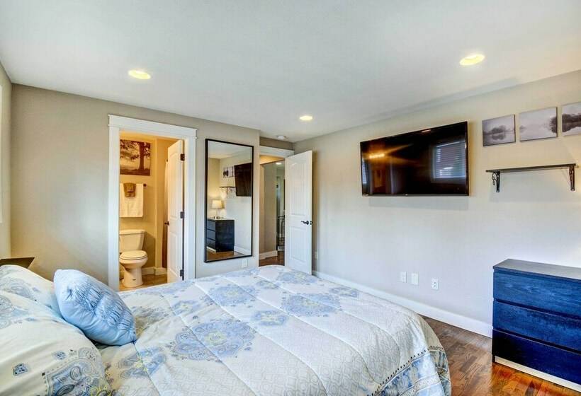 Modern Tacoma Home: Fire Pit, Walk To Beach!