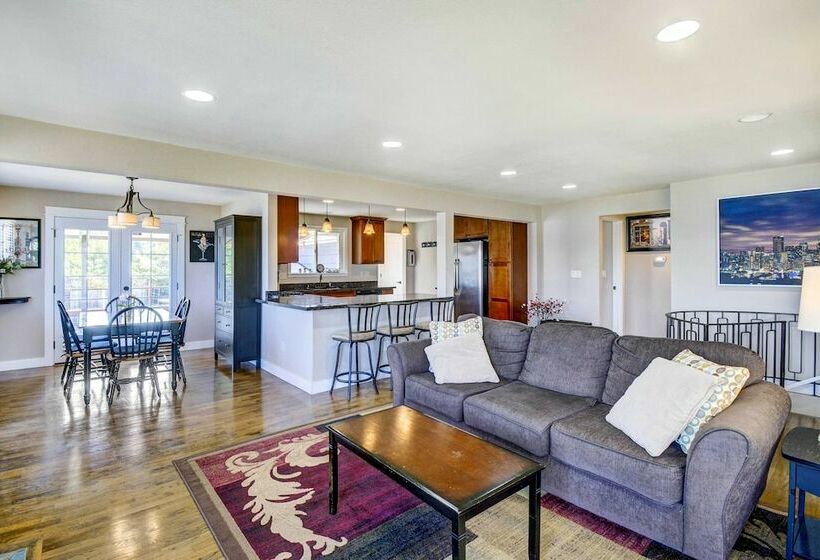 Modern Tacoma Home: Fire Pit, Walk To Beach!