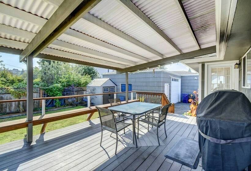 Modern Tacoma Home: Fire Pit, Walk To Beach!