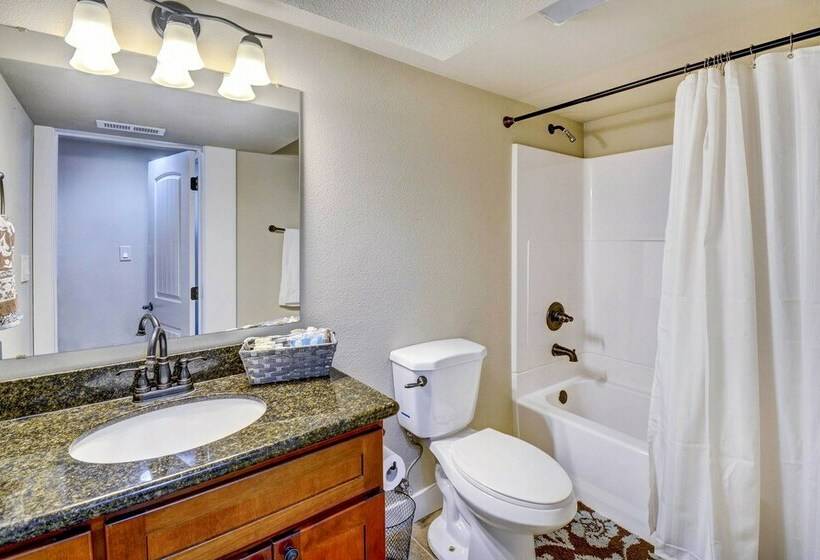 Modern Tacoma Home: Fire Pit, Walk To Beach!