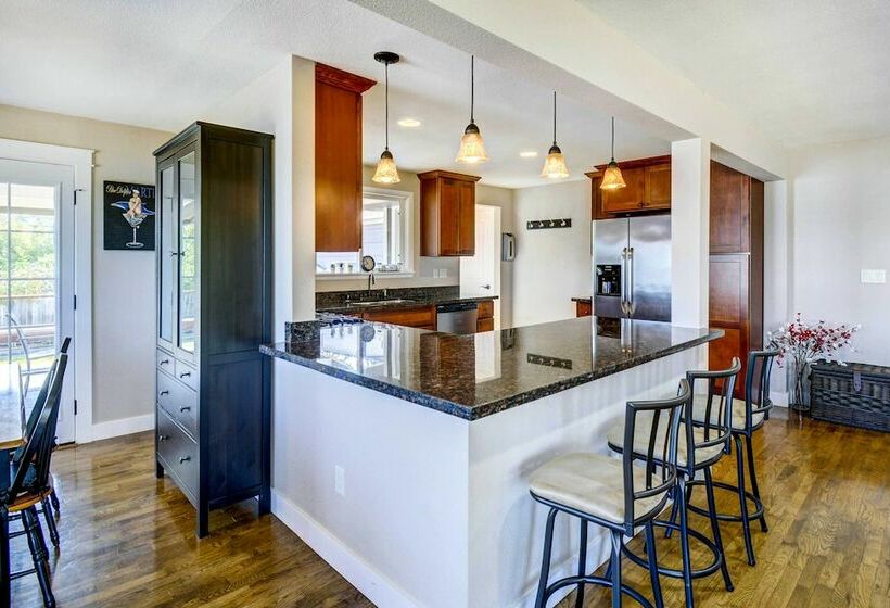 Modern Tacoma Home: Fire Pit, Walk To Beach!