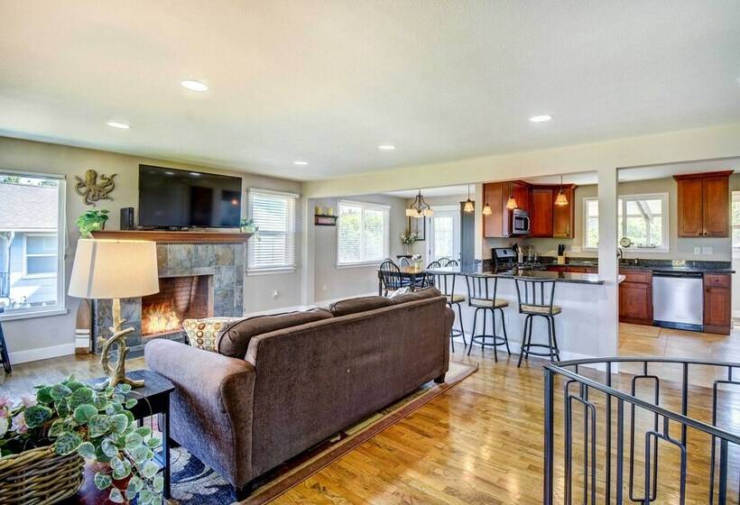 Modern Tacoma Home: Fire Pit, Walk To Beach!