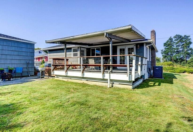 Modern Tacoma Home: Fire Pit, Walk To Beach!