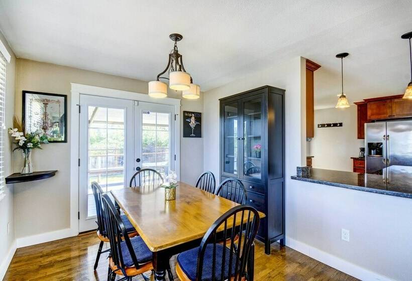 Modern Tacoma Home: Fire Pit, Walk To Beach!