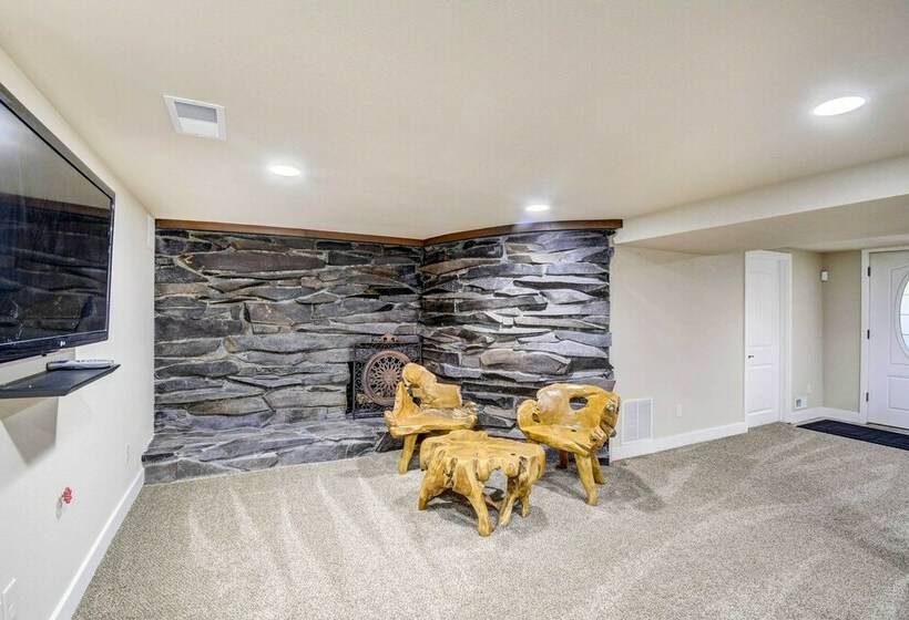 Modern Tacoma Home: Fire Pit, Walk To Beach!