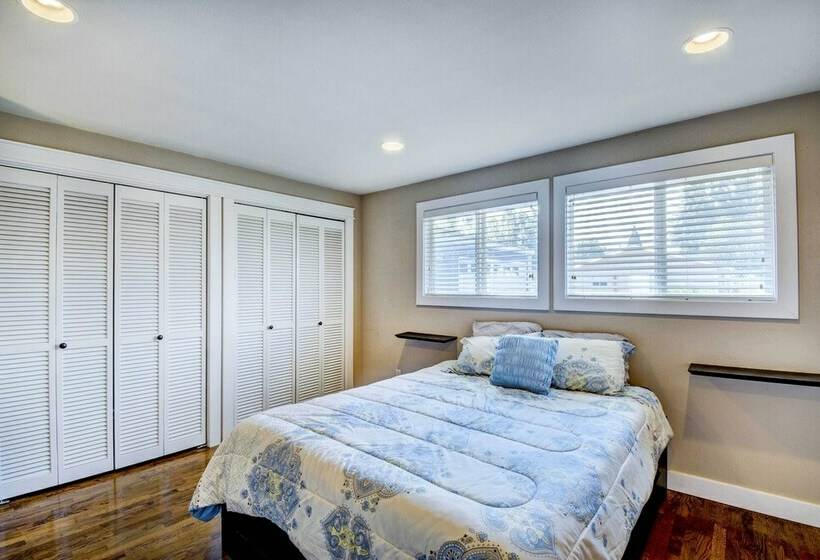 Modern Tacoma Home: Fire Pit, Walk To Beach!