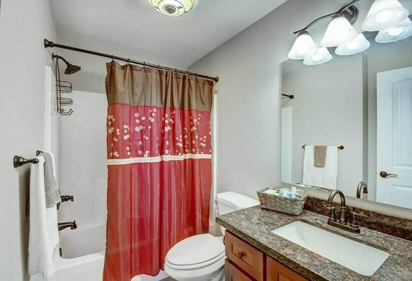 Modern Tacoma Home: Fire Pit, Walk To Beach!