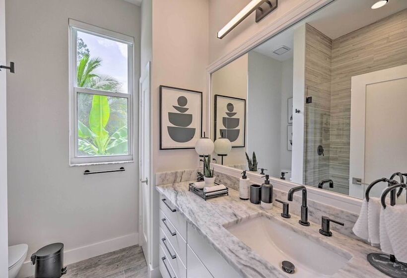 Sand Volleyball Court, Pool & Spa: Naples Gem!